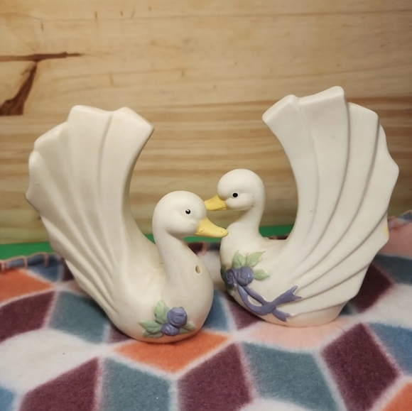 Vintage Porcelain Swans, 3 x 4 inches Salt and Pepper Shakers - Picture 5 of 7